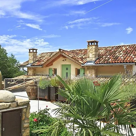 Sleeps 8 Wifi Villa